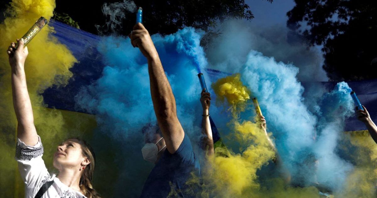 Силовики Лукашенко задержали парней, которые зажгли файеры в цветах флага Украины