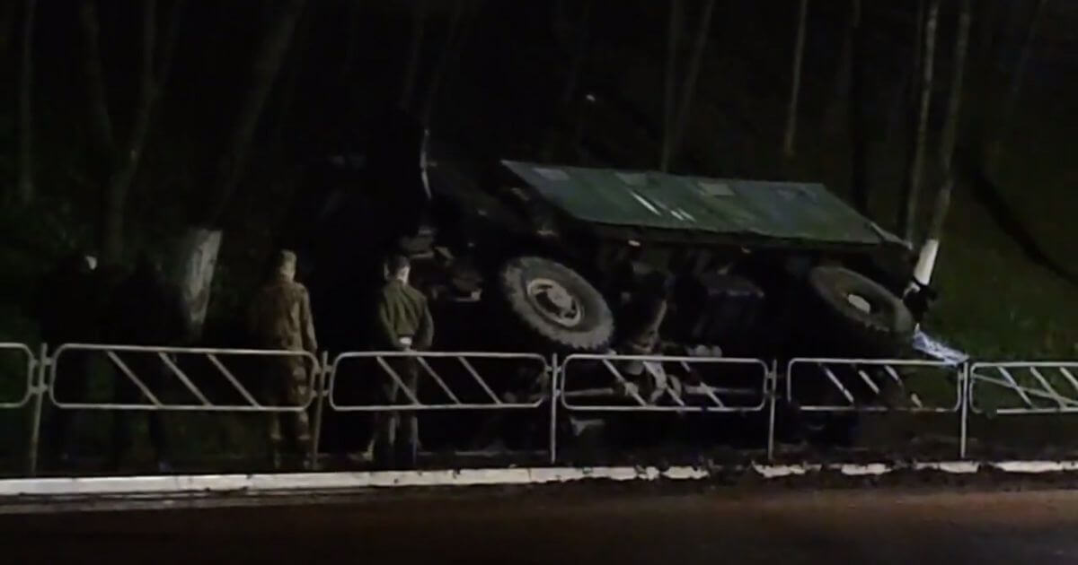 Военный грузовик вылетел в кювет и снёс знак в Мозыре