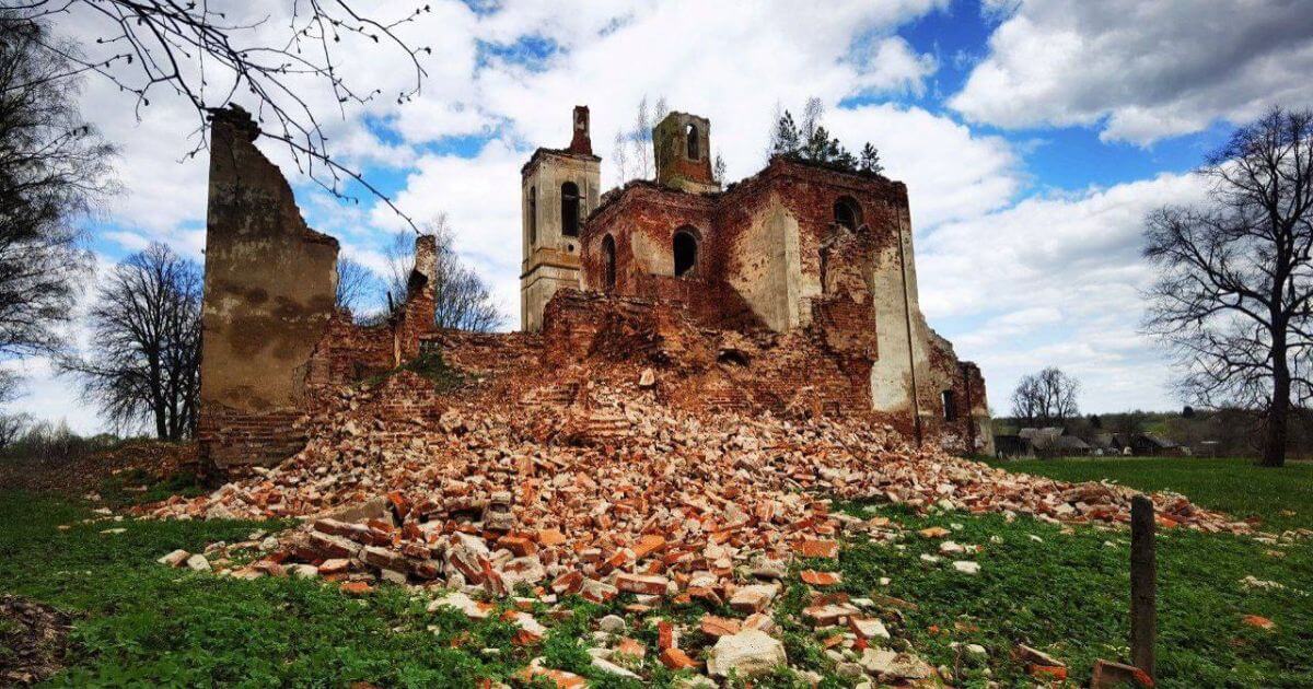 Рухнула стена корпуса монастыря бернардинцев 18 века в Селище