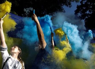 Сілавікі Лукашэнкі затрымалі хлопцаў, якія запалілі фаеры ў колерах сцяга Украіны