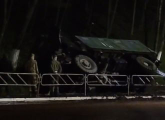 Ваенны грузавік вылецеў у кювет і знёс знак у Мазыры