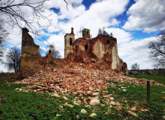 Рухнула стена корпуса монастыря бернардинцев 18 века в Селище