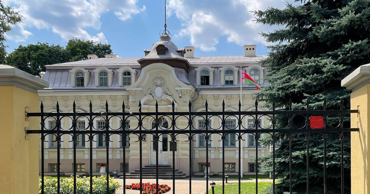 На территорию посольства РБ в Вильнюсе бросили лампаду: возник пожар