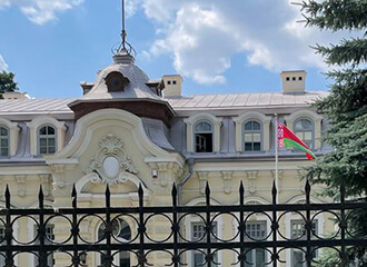 На тэрыторыю амбасады РБ у Вільні кінулі лампаду: узнік пажар