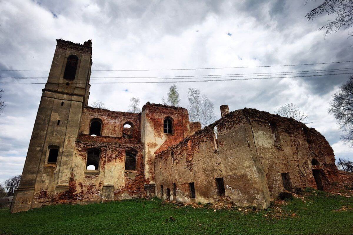 Рухнула стена корпуса монастыря бернардинцев 18 века в Селище