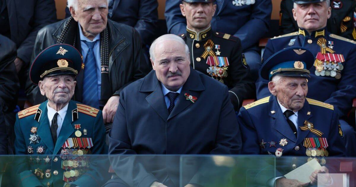 На руке Лукашенко на параде в Москве заметили бинт