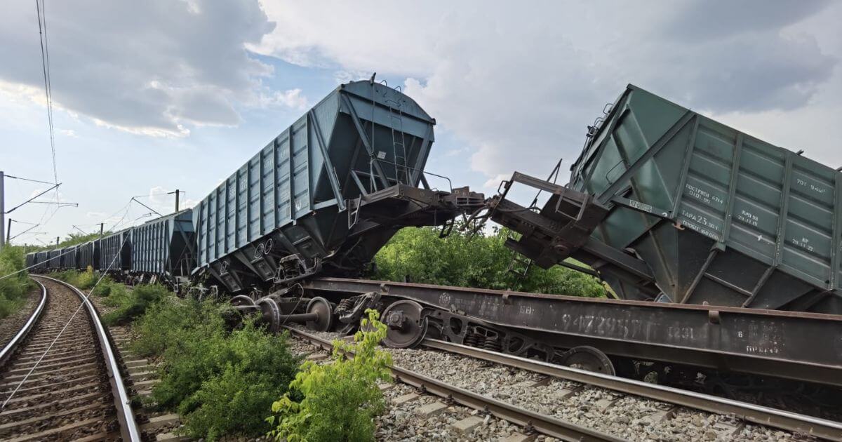 В Брянской области РФ опять подорвали железнодорожные пути: с путей сошли 20 вагонов и локомотив грузового поезда