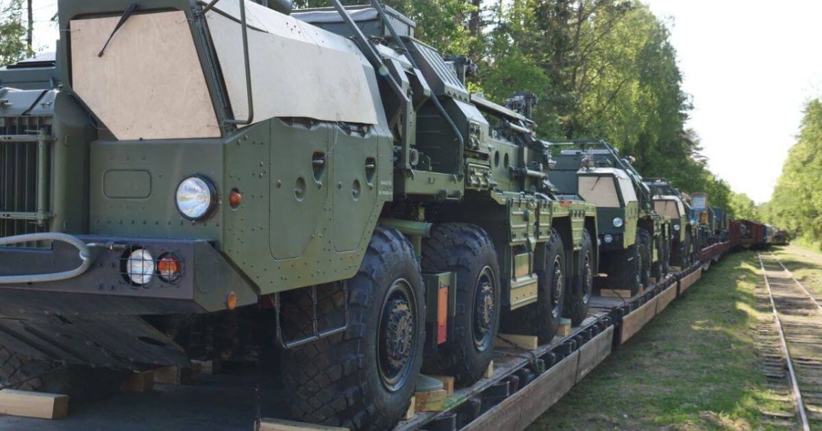 Российский ЗРК С-400 привезли в 25-й ракетный арсенал под Столбцами