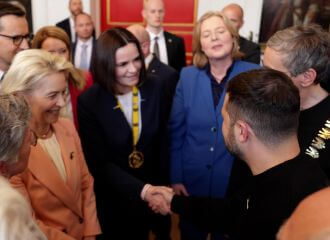 Светлана Тихановская встретилась с Владимиром Зеленским на церемонии вручения премии Карла Великого