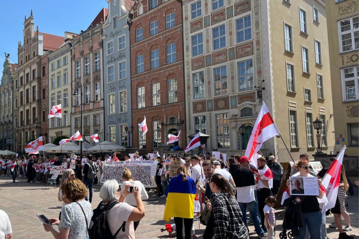 21 мая беларусы вышли на День солидарности с политзаключенными. Акции прошли по всему миру (много фото)