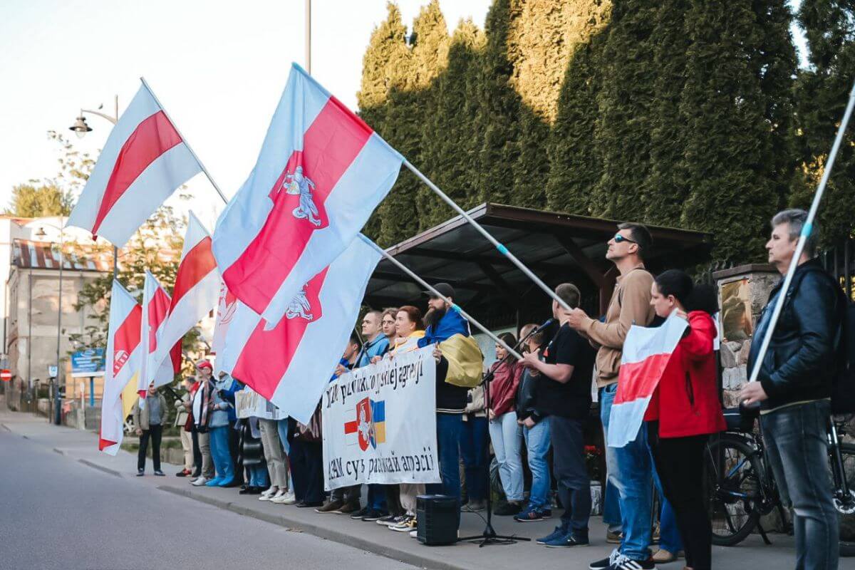 День Победы в Европе: беларусы Белостока вышли на акцию солидарности
