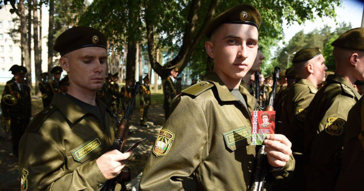 В Печах призывникам на присяге подарили карточки с портретом и цитатой Лукашенко и сделали об этом фотоотчет
