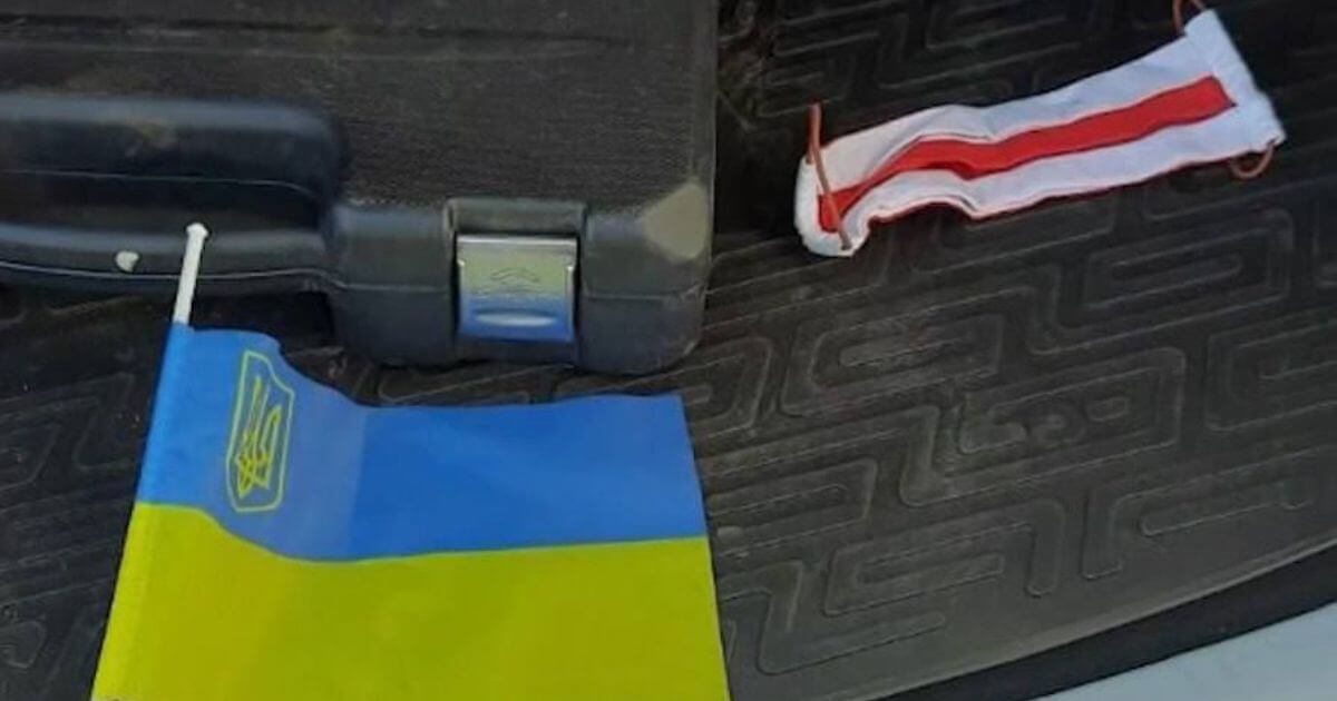 Могилевского предпринимателя задержали за украинский и беларусский национальный флаг в салоне автомобиля
