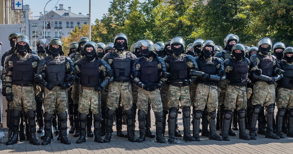 По нашим данным, внутренние войска в Минске приведены в боевую готовность