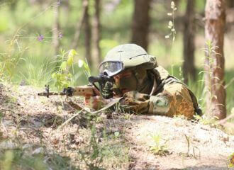 Ваеннаслужачыя Сіл спецыяльных аперацый РБ «асвоілі» новую тэхніку стральбы з СВД – з нязнятым каўпачком абʼектыва