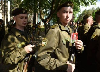 У Печах прызыўнікам на прысязе падарылі карткі з партрэтам і цытатай Лукашэнкі і зрабілі пра гэта фотасправаздачу