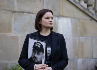 Дачка Святланы Ціханоўскай збірае грошы на танк, каб вызваліць тату з турмы