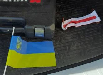 Могилевского предпринимателя задержали за украинский и беларусский национальный флаг в салоне автомобиля