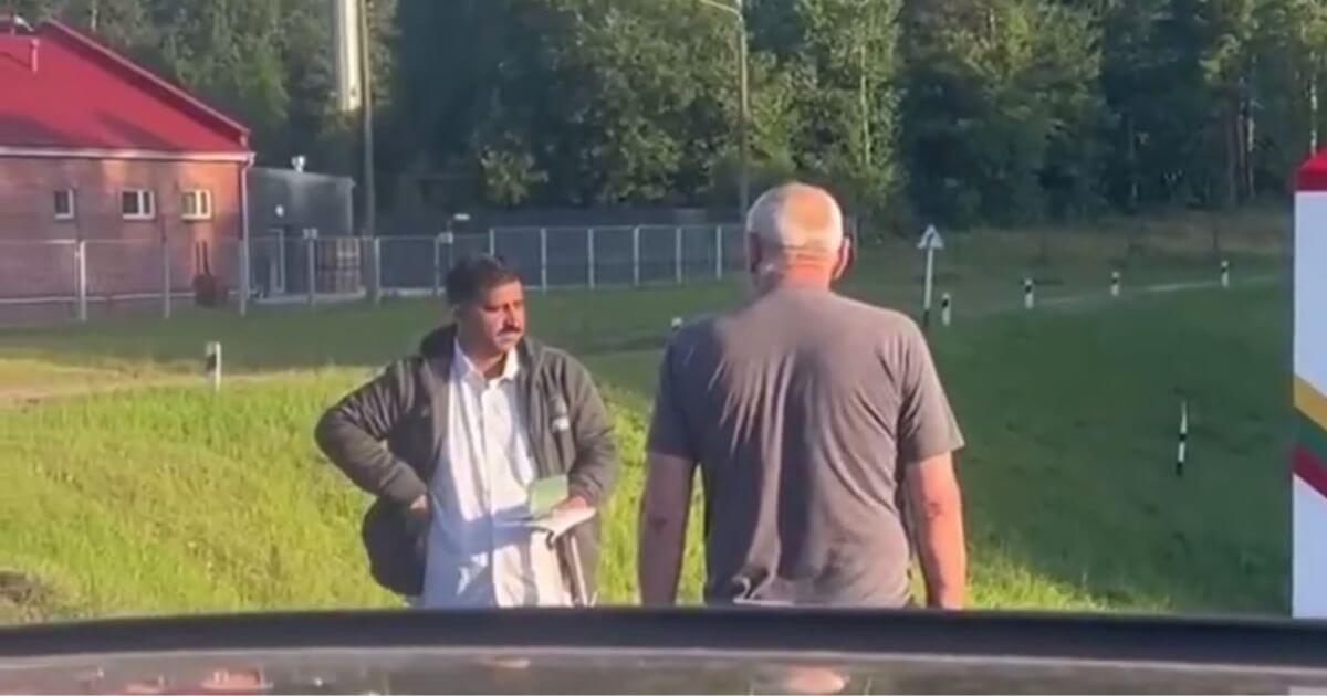 «Люди стоят из-за тебя, из-за одного»: Появилось видео, как люди пытались поговорить с мигрантом в «Мядининкае»