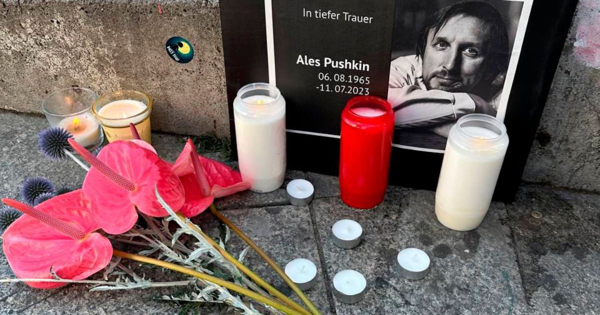 Беларусы несут цветы в память об Алесе Пушкине