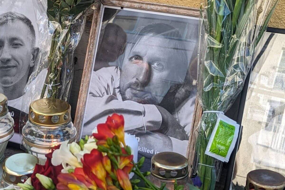 Беларусы несут цветы в память об Алесе Пушкине