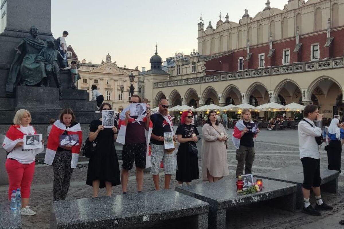 Беларусы несут цветы в память об Алесе Пушкине