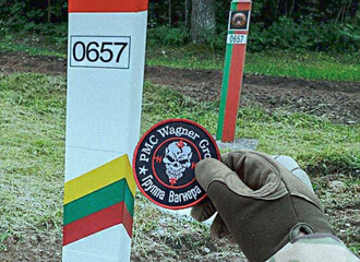 Фото с вагнеровцем у литовского погранстолба — очередной фейк