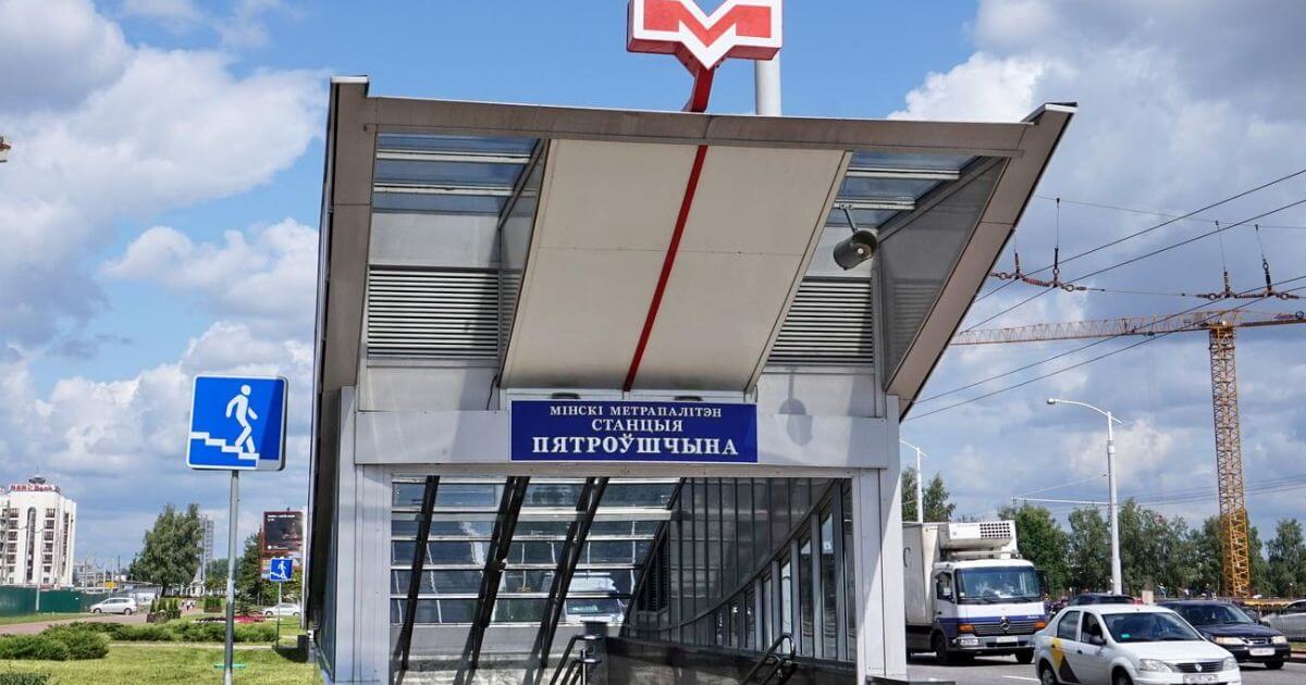 В минском метро начали менять беларусскую латинку на русский