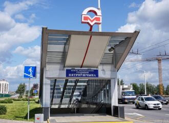 У мінскім метро пачалі замяняць беларускую лацінку на рускамоўныя ўказальнікі