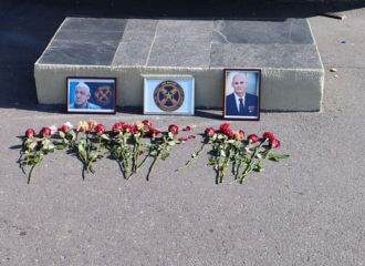 Невядомыя паставілі фатаграфіі Прыгожына і Уткіна ў цэнтры Гомеля