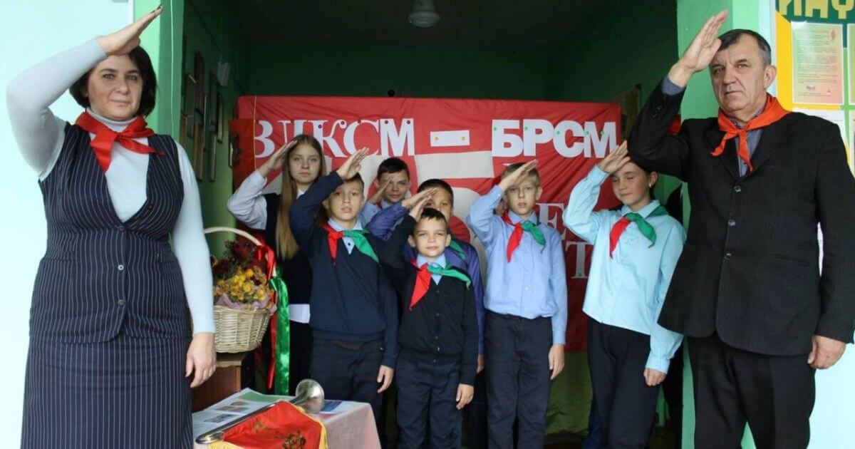 В детсаду Минска к детям привязали официальные флаги и заставили их плавать с ними в бассейне 