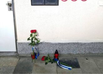 Беларусы несут цветы к посольству Израиля в Минске