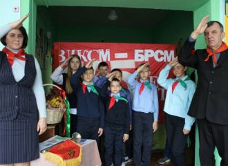 В детсаду Минска к детям привязали официальные флаги и заставили их плавать с ними в бассейне 