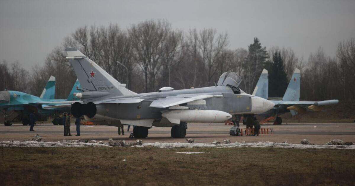 Российские Су-24МР на аэродроме в Барановичах показали на видео