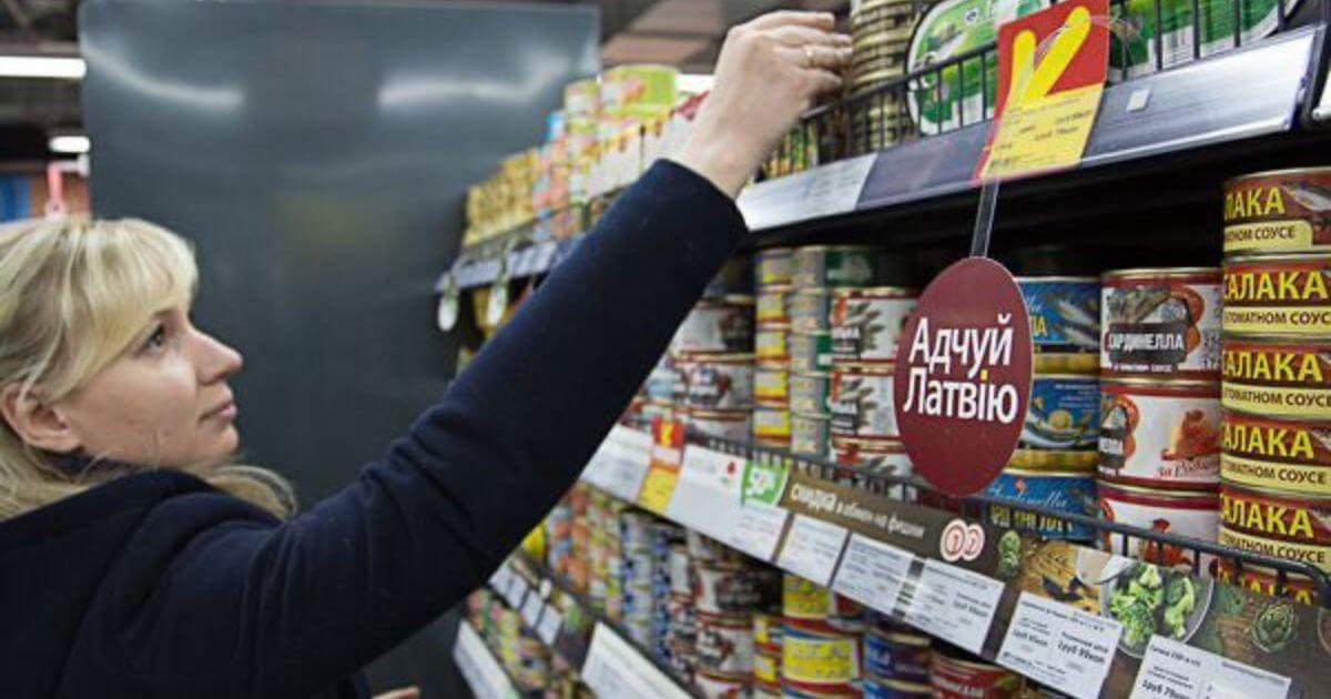 В ответ на закрытие латвийского погранперехода режим запрещает беларусам пить рижский бальзам и есть латвийские мармеладки