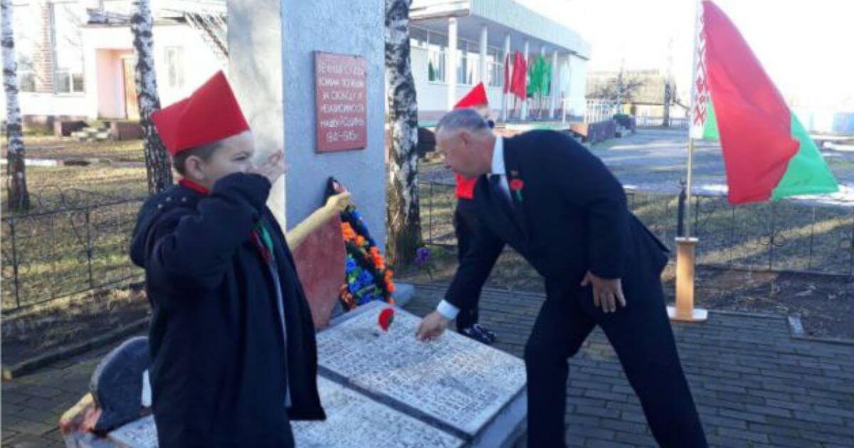 Учебники с Путиным, детсадовцы с цветами Ленину и концерт «Назад в СССР»: пик пропаганды СССР в беларусских школах