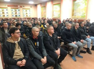 В военкоматах толпы желающих служить, но ответственность для «уклонистов» ужесточается. Как такое возможно?