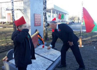 Падручнікі з Пуціным, дзіцячыя садкі з кветкамі Леніну і канцэрт «Назад у СССР»: прапаганда СССР у беларускіх школах выходзіць на пік