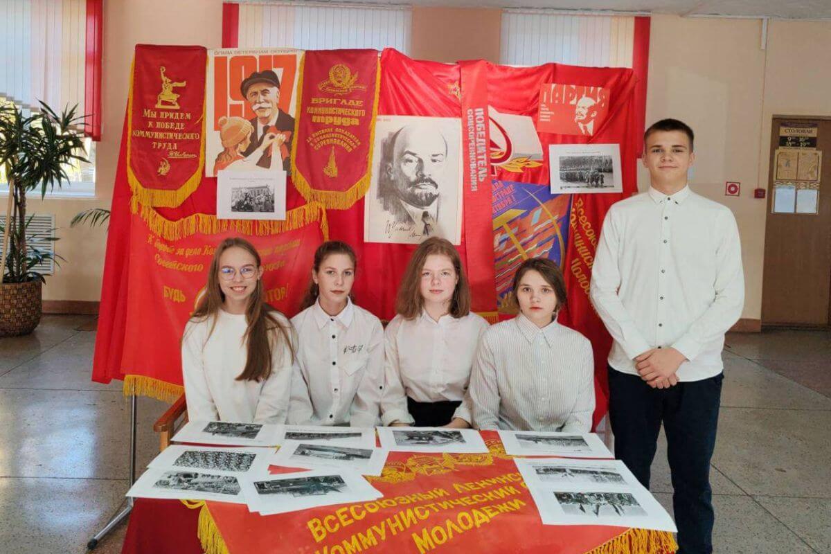 В школах и ВУЗах детям всю неделю рассказывали про «прекрасный СССР»
