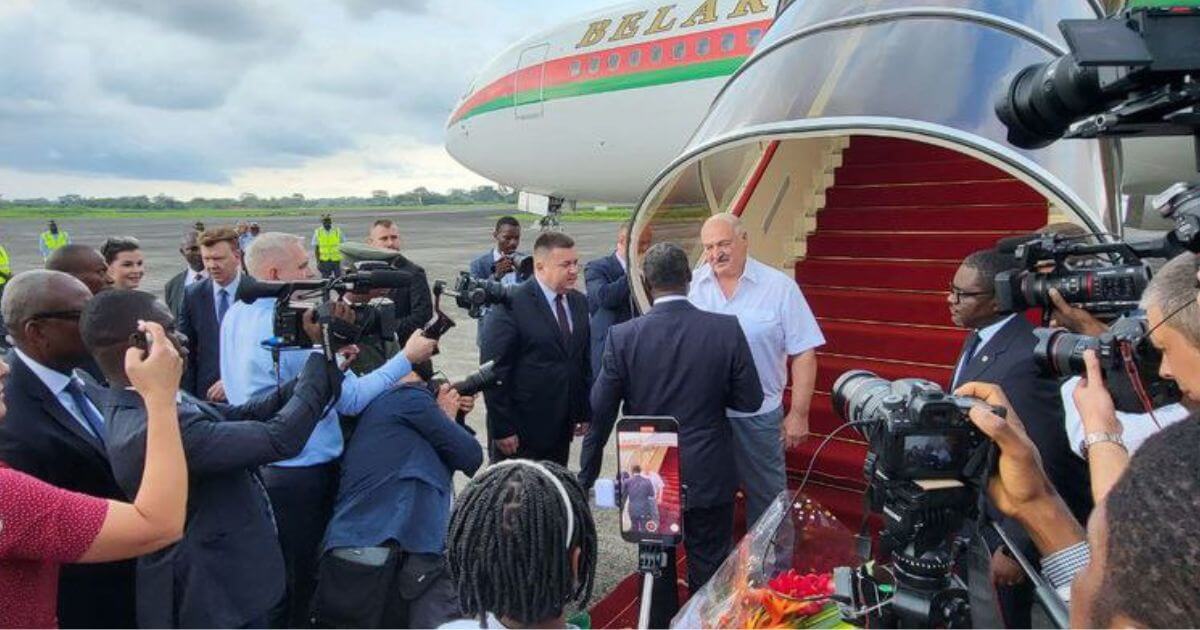 Лукашэнка прыляцеў у Экватарыяльную Гвінею. Яго там сустрэлі Зінгман, Піневіч і Алейнік.