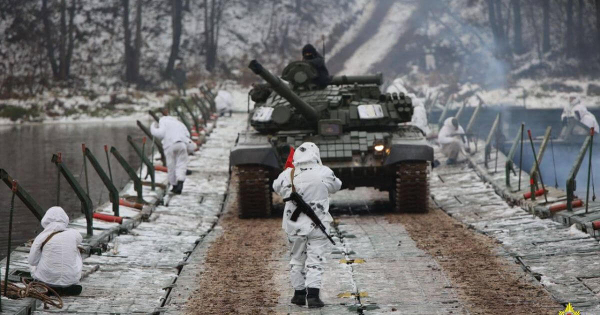 Новы фэйк? «Да беларуска-ўкраінскай мяжы зноў сцягваецца тэхніка»