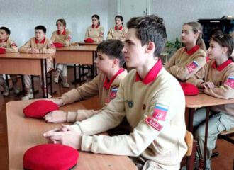 Студэнтаў павялі падтрымліваць Палестыну, а школьнікаў апранулі ў форму крамлёўскага руху: у беларускіх школах і ВНУ ўзмацняюць прарасейскую прапаганду