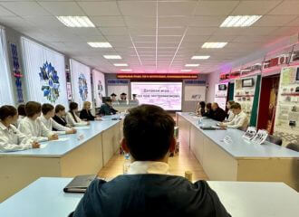 Задержание школьника на глазах одноклассников и «деловая игра «Суд над экстремизмом»: как подростков пичкают пропагандой в учебных заведениях