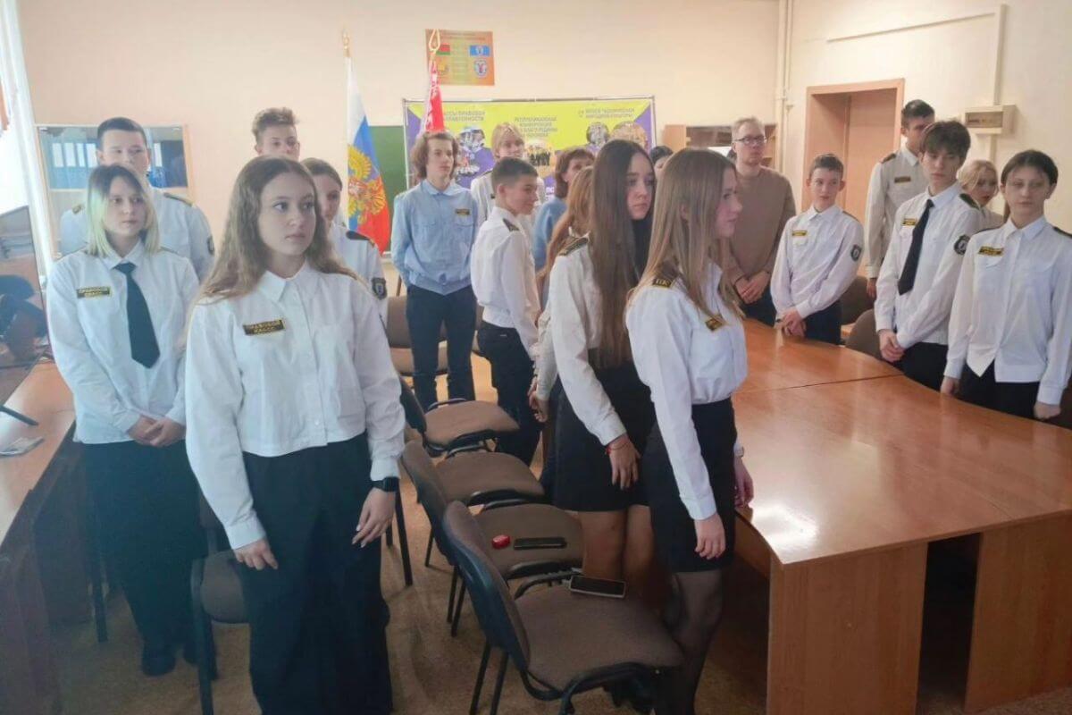 Беларусcкую молодежь отправили в Питер на пропагандистское мероприятие с ВС РФ, а для школьников провели онлайн-урок — «была Блокада»