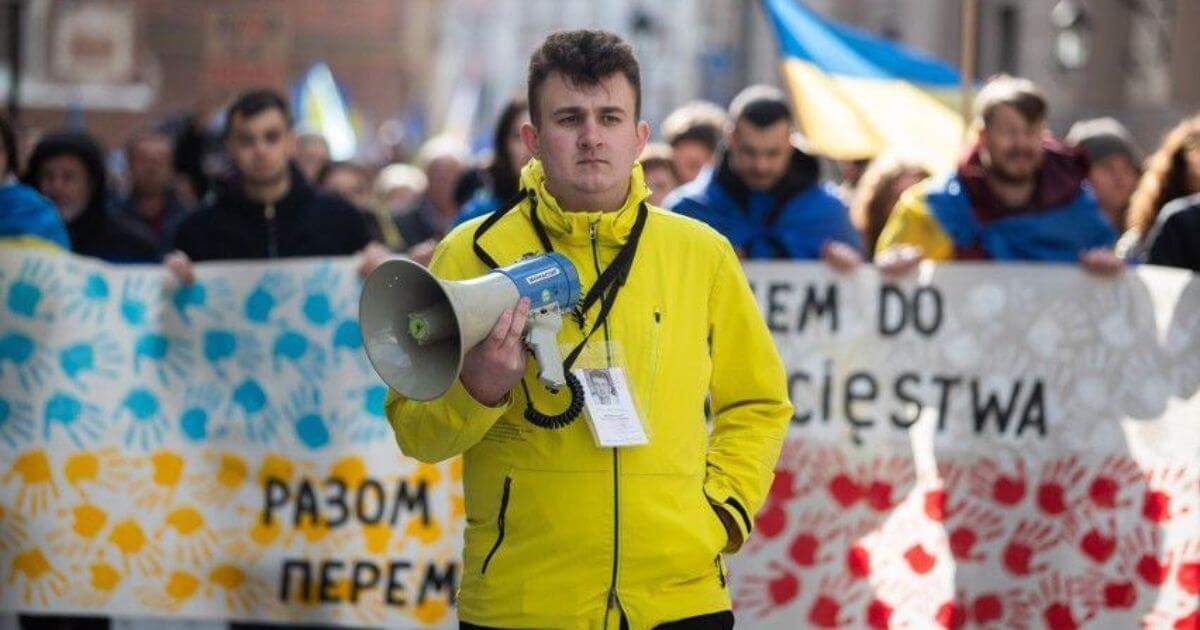 Belarusians were forbidden from holding their flags at a rally in support of Ukraine by the head of an anti-discrimination organization