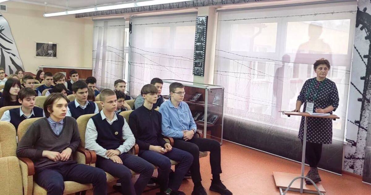 Беларускіх школьнікаў усё часцей абавязваюць удзельнічаць у расійскіх мерапрыемствах, дзе іх паступова апрацоўваюць пракрамлёўскай прапагандай