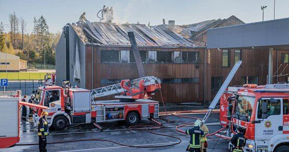 Уначы на памежным пераходзе «Мядзінінкай» на беларуска-літоўскай мяжы быў пажар. У 11:30 рух адноўлены, уезду чакаюць больш за 900 грузавых і легкавых аўто.