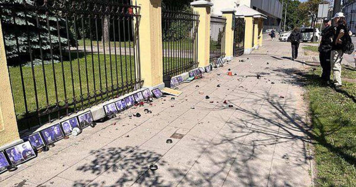 Зноў разграмілі мемарыял «Варта святла» каля амбасады РБ у Вільні