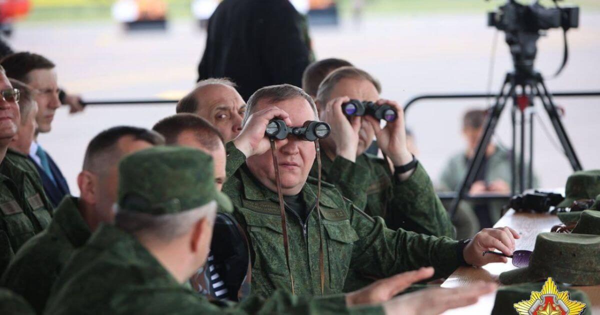 Очередная показуха. Чиновники посмотрели на оборону аэропорта Могилев, которую репетировали минимум три дня