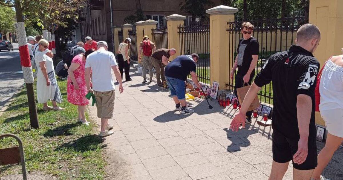 Валанцёры аднавілі мемарыял «Варта святла» каля амбасады РБ у Вільні